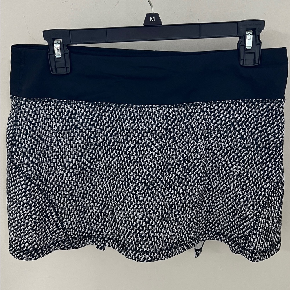 Lululemon Black and White size 6 patterned tennis skirt.
